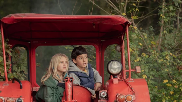 Finn (Miran Selcuk) und Jola (Lotte Engels) verduften einfach mal. - &copy; Jens Hauspurg/Weltkino/dpa