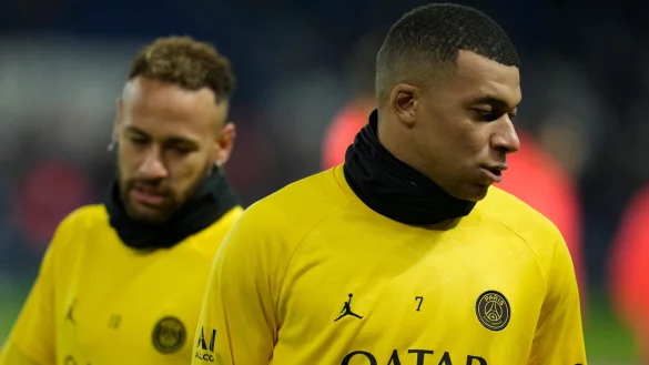 Zwei Tage vor dem Achtelfinal-Hinspiel in der Champions League gegen Bayern München konnte Mbappé (r) wieder mit der PSG-Mannschaft trainieren. - © Thibault Camus/AP/dpa