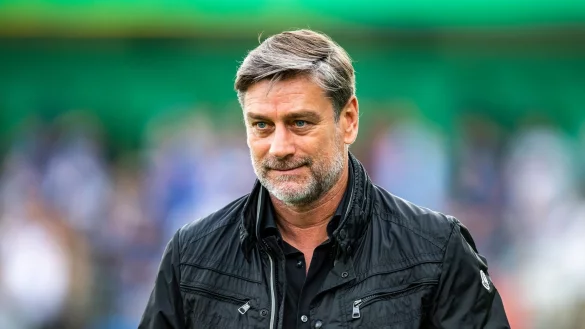 Der Karlsruher SC hat sich von Sportgeschäftsführer Oliver Kreuzer getrennt. - © David Inderlied/dpa