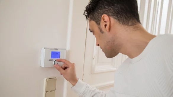 Nicht erst direkt vor dem Schlafengehen herunterfahren: Fu&szlig;bodenheizungen k&ouml;nnen etwas mehr Vorlauf f&uuml;r die Nachtabsenkung ihrer Temperatur gebrauchen. - &copy; Christin Klose/dpa-tmn