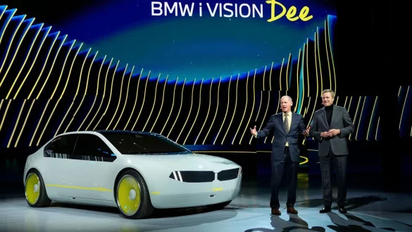 BMW-Chef Oliver Zipse (r) vor einem BMW I Vision Dee. - &copy; Jack Dempsey/FR42408 AP/dpa