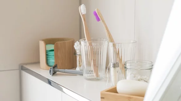 Kann die Zahnb&uuml;rste nach dem Z&auml;hneputzen gut trocknen, haben es Keime schwer. - &copy; Christin Klose/dpa-tmn