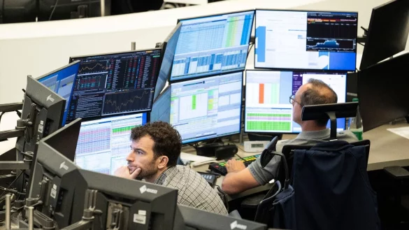 Aktienh&auml;ndler verfolgen die Kursentwicklung auf ihren Monitoren im Handelssaal der Deutschen B&ouml;rse. Deutschlands B&ouml;rsenschwergewichte bekommen die weltweite Konjunkturschw&auml;che und die hohen Energiepreise in Deutschland zunehmend zu sp&uuml;ren. - &copy; Boris Roessler/dpa