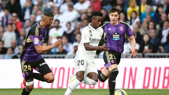 Ivan Fresneda (r) von Real Valladolid soll beim BVB auf dem Wunschzettel stehen. - &copy; Pablo Garcia/AP/dpa