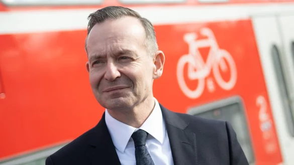 Bundesverkehrsminister Volker Wissing will f&uuml;r mehr P&uuml;nktlichkeit bei der Bahn sorgen. - &copy; Sebastian Gollnow/dpa