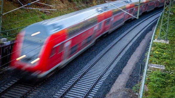Ein Nahverkehrszug f&auml;hrt &uuml;ber die neu gebaute Bahnstrecke zum Schweriner Hauptbahnhof. - &copy; Jens B&uuml;ttner/dpa