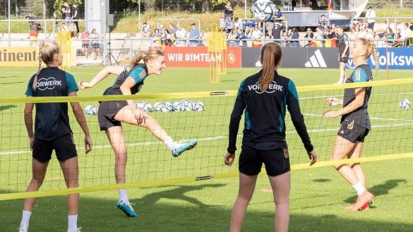 Die DFB-Frauen beim Training in Frankfurt. - © Jürgen Kessler/dpa