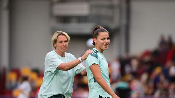 Bundestrainerin Martina Voss-Tecklenburg (l) muss im WM-Test gegen Vietnam auf Lena Oberdorf verzichten. - &copy; Sebastian Gollnow/dpa