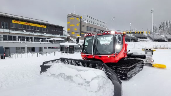 Zahlreiche Mitarbeiter und ehrenamtliche Helfer bereiten die Strecke f&uuml;r die Wettk&auml;mpfe vor. - &copy; Michael Reichel/dpa