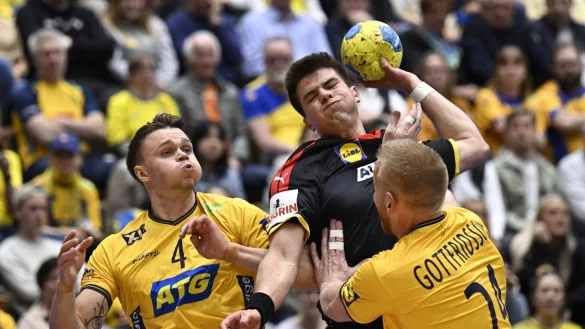 Deutschlands Renars Uscins (M) im Zweikampf mit den Schweden Emil Mellegard (l) und Jim Gottfridsson. - &copy; Johan Nilsson/TT News Agenc/AP/dpa