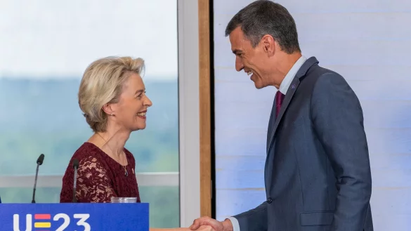 EU-Kommissionspr&auml;sidentin Ursula von der Leyen und der spanische Ministerpr&auml;sident Pedro S&aacute;nchez in Madrid. - &copy; Bernat Armangue/AP/dpa