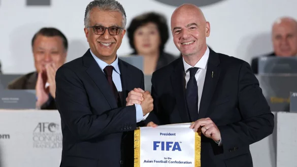 Scheich Salman bin Ibrahim Al Chalifa (l) und FIFA-Präsident Gianni Infantino. - © ---/Xinhua/dpa