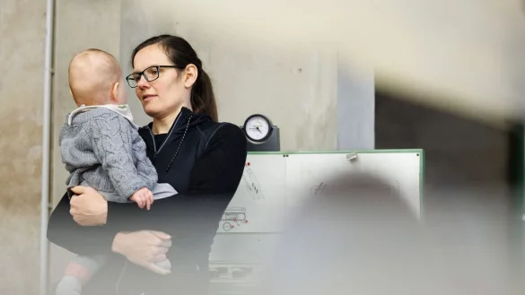 Tischlermeisterin Johanna R&ouml;h mit ihrem Kind in der Werkstatt ihres Betriebes. - &copy; Friso Gentsch/dpa