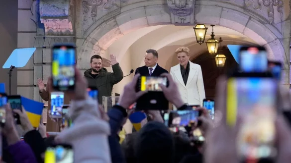 Polens Pr&auml;sident Andrzej Duda (M) und seine Frau Agata Kornhauser-Duda haben den ukrainischen Staatschef Wolodymyr Selenskyj in Warschau empfangen. - &copy; Czarek Sokolowski/AP/dpa