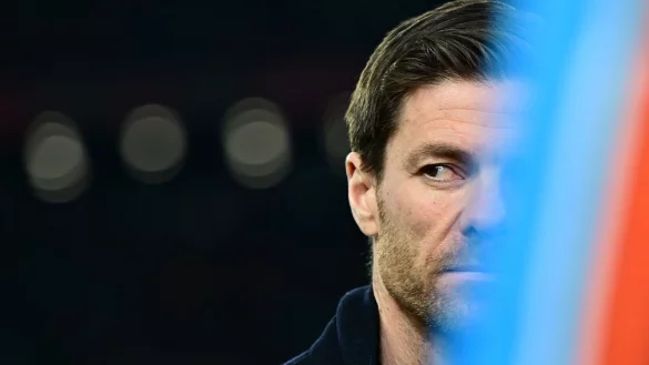 Leverkusens Trainer Xabi Alonso vor dem Spiel. - &copy; Marton Monus/dpa/Archivbild