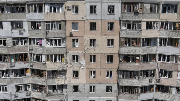 Ein Wohnhaus in Odessa wurde bei einem russischen Drohnenangriff beschädigt. (Archiv) - © Nina Lyashonok/AP/dpa