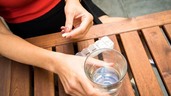 Nahrungsmittel und Medikamente k&ouml;nnen sich gegenseitig beeinflussen. Daher ist wichtig zu wissen, was man zu bestimmten Arzneimitteln essen und trinken darf - oder was man vermeiden sollte. - &copy; Christin Klose/dpa-tmn