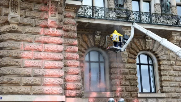 Mit einem Dampfstrahler wird die Fassade des Hamburger Rathauses gereinigt. - &copy; Bodo Marks/dpa