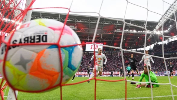 Leipzigs Emil Forsberg (M) trifft gegen Eintracht Frankfurt. - &copy; Robert Michael/dpa