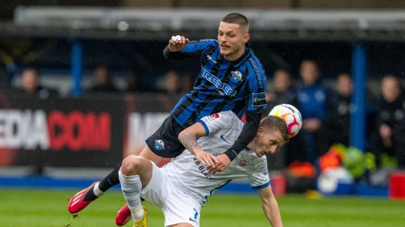 Paderborns Florent Muslija (l) und Rostocks Nico Neidhart k&auml;mpfen um den Ball. - &copy; David Inderlied/dpa