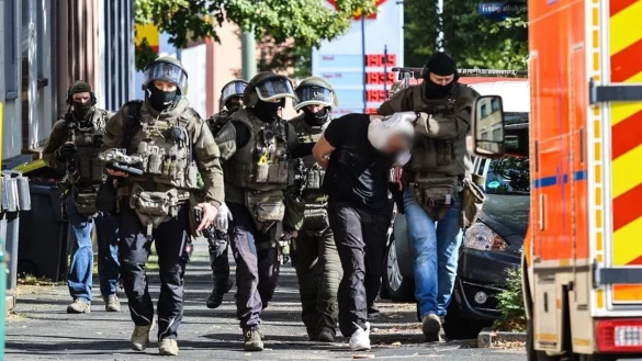 Spezialkr&auml;fte der Polizei f&uuml;hren einen Verd&auml;chtigen ab. - &copy; Alex Talash/dpa