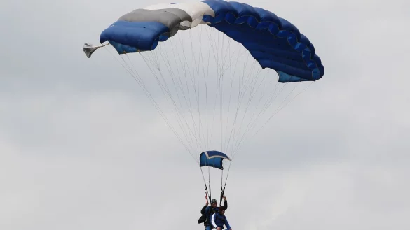 Aufregend, aber nicht ganz ohne Risiko: ein Tandem-Fallschirmsprung. Der Haftung k&ouml;nnen sich Tandem-Piloten dabei nicht entziehen. - &copy; Malte Christians/dpa/dpa-tmn