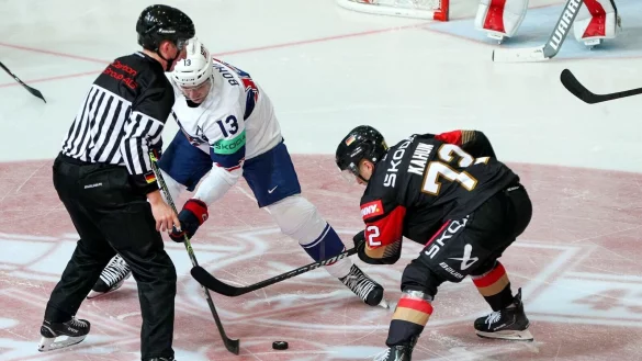 Dominik Kahun (r) hatte mit dem DEB-Team gegen die USA das Nachsehen. - &copy; Christian Kolbert/dpa