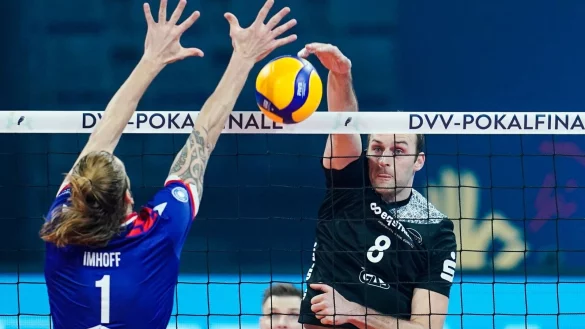 Dirk Westphal (r) spielt f&uuml;r die Netzhoppers KW-Bestensee. - &copy; Uwe Anspach/dpa