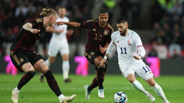 Belgiens Yannick Carrasco (r.) in Aktion gegen Deutschlands Marius Wolf kurz vor dem F&uuml;hrungstreffer. - &copy; Christian Charisius/dpa