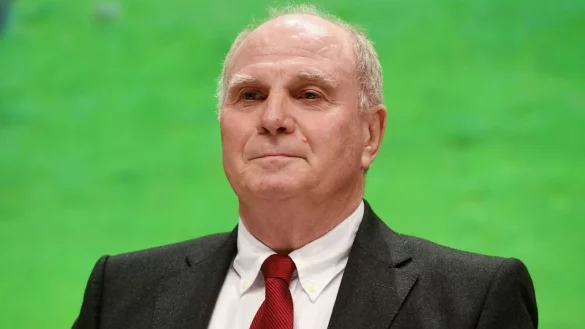 Uli Hoene&szlig; sieht das aus Katar finanzierte PSG strukturell als &laquo;totales Gegenst&uuml;ck&raquo; zum FC Bayern. - &copy; Tobias Hase/dpa/Archivbild