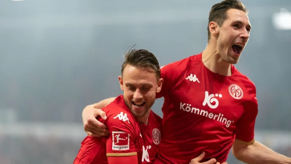 Der Mainzer Marcus Ingvartsen (l) jubelt nach dem 2:0 mit dem Mainzer Dominik Kohr. - &copy; Thomas Frey/dpa