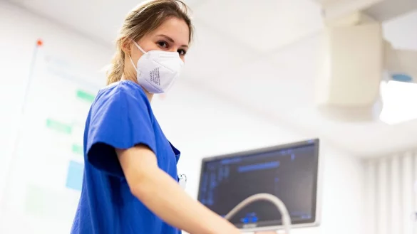 Stella Lingen ist angehende &Auml;rztin und arbeitet mit Tourette-Syndrom in der Krankenhaus-Notaufnahme einer Klinik. - &copy; Christoph Reichwein/dpa