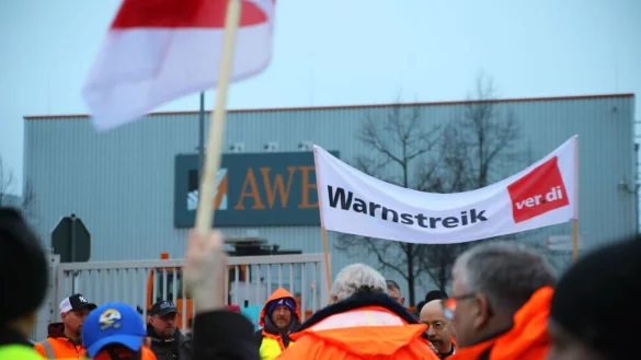 Streikende stehen vor dem Werkstor der AWB Abfallwirtschaftsbetriebe in K&ouml;ln. Die Gewerkschaft Verdi setzt die Warnstreiks im &ouml;ffentlichen Dienst in NRW fort. - &copy; Sascha Thelen/dpa