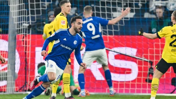 Schalkes Kenan Karaman jubelt &uuml;ber seinen Treffer zum 2:2. - &copy; David Inderlied/dpa