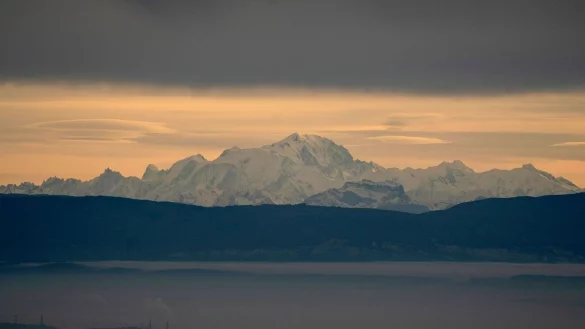 Erst k&uuml;rzlich ging am Montblanc eine Lawine ab und versch&uuml;ttete m&ouml;glicherweise mehrere Skifahrer. Nun starben zwei Deutsche durch herabfallendes Gletschereis. - &copy; Laurent Cipriani/AP/dpa
