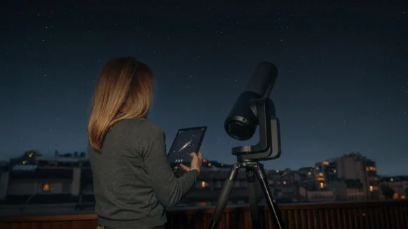 Das Teleskop Equinox 2 kann auch in der Stadt benutzt werden. Die Kamerasoftware rechnet Lichtverschmutzung des Himmels zu gro&szlig;en Teilen aus den Bildern heraus. - &copy; Unistellar/dpa-tmn