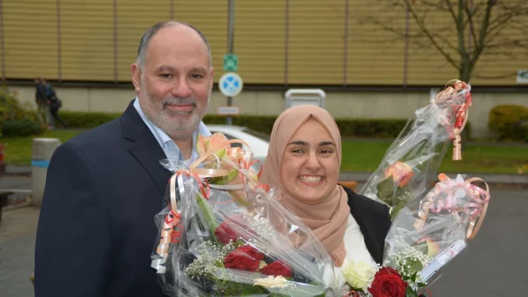 Die &auml;gyptisch-deutsche Aktivistin Fagr El Adly mit ihrem Vater Alaa El Daly in der Fakult&auml;t Mannheim der Universit&auml;t Heidelberg. - &copy; -/Fagr El Adly/dpa
