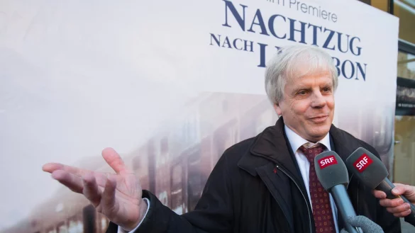Der Schweizer Schriftsteller Peter Bieri alias Pascal Mercier bei der Filmpremiere von &laquo;Nachtzug nach Lissabon&raquo; (2013). - &copy; Marcel Bieri/epa Keystone/dpa