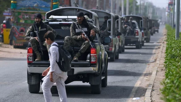 Ein Konvoi aus paramilitärischen Kräften und der Polizei patrouilliert auf einer Straße in Jaranwala. - © K.M. Chaudary/AP/dpa