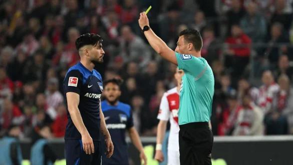 Schiedsrichter Sven Jablonski (r) zeigt Herthas Suat Serdar die Gelbe Karte. - &copy; Federico Gambarini/dpa