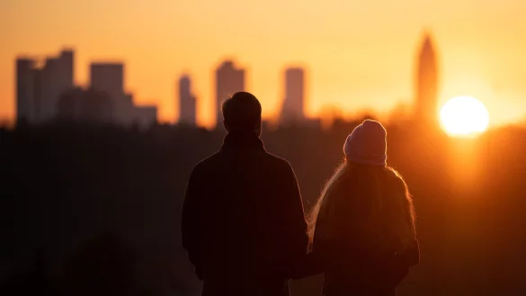 Kann sich eine finanzielle Abh&auml;ngigkeit auf die Beziehung auswirken? Mitunter ja. - &copy; Sebastian Gollnow/dpa