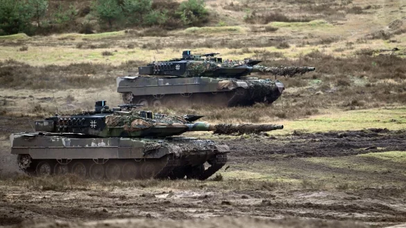 Zwei Leopard-2A6-Panzer auf einem Truppen&uuml;bungsplatz der Bundeswehr (Archivbild). - &copy; Federico Gambarini/dpa