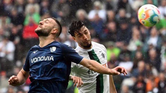 M&ouml;nchengladbachs Ramy Bensebaini (r) und Bochums Iwan Ordez k&auml;mpfen um den Ball. - &copy; Federico Gambarini/dpa