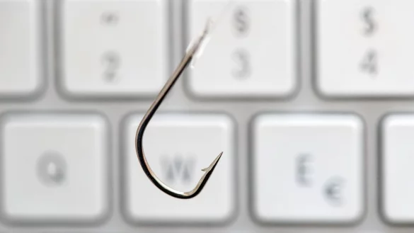 Wer nicht aufpasst, h&auml;ngt am Haken: Kriminelle versuchen derzeit, Zugangsdaten von Ionos-Kundinnen und -Kunden abzufischen. - &copy; Andrea Warnecke/dpa-tmn