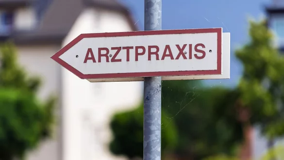 Ein Schild weist den Weg zu einer Arztpraxis. - &copy; Soeren Stache/dpa-Zentralbild/ZB/Symbolbild