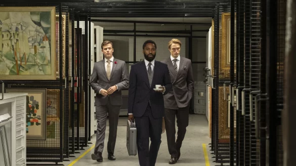 Klaus (Jack Cutmore-Scott, l-r), CIA-Agent (John David Washington) und Neil (Robert Pattinson) in einer Szene des Films "Tenet". - &copy; ProSieben/dpa