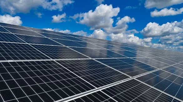 Ein Solarpark unter wolkigem Himmel. - &copy; Patrick Pleul/dpa-Zentralbild/dpa/Symbolbild