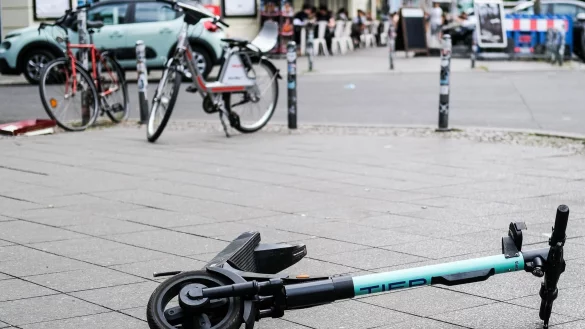 Umgekippte E-Roller mitten auf dem Geh- oder Fahrradweg k&ouml;nnen zu Unf&auml;llen f&uuml;hren. - &copy; Jens Kalaene/dpa-Zentralbild/dpa