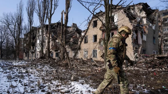 Ein ukrainischer Soldat vor einem zerst&ouml;rten Wohnhaus in der ostukrainischen Stadt Awdijiwka. - &copy; Evgeniy Maloletka/AP/dpa