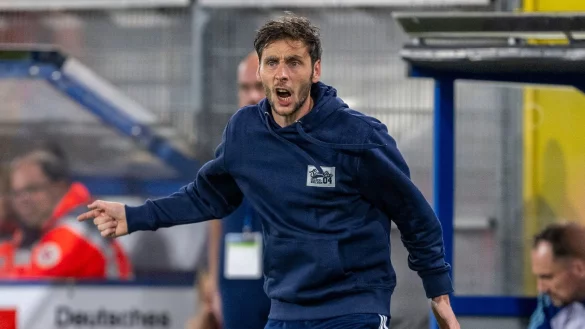 Schalkes Trainer Matthias Kreutzer gibt Anweisungen. - &copy; David Inderlied/dpa